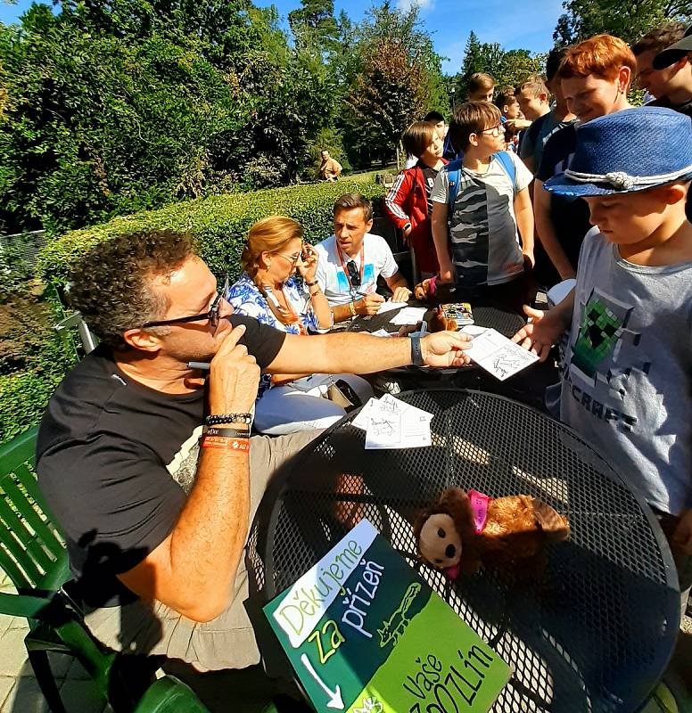 Ve zlínské zoo pokřtili v rámci 61. ročníku Zlín Film Festu Dana Morávková, Martin Dejdar a Roman Vojtek mláďata vydry obrovské. Dostala jména Vašík, Danuška a Janička.