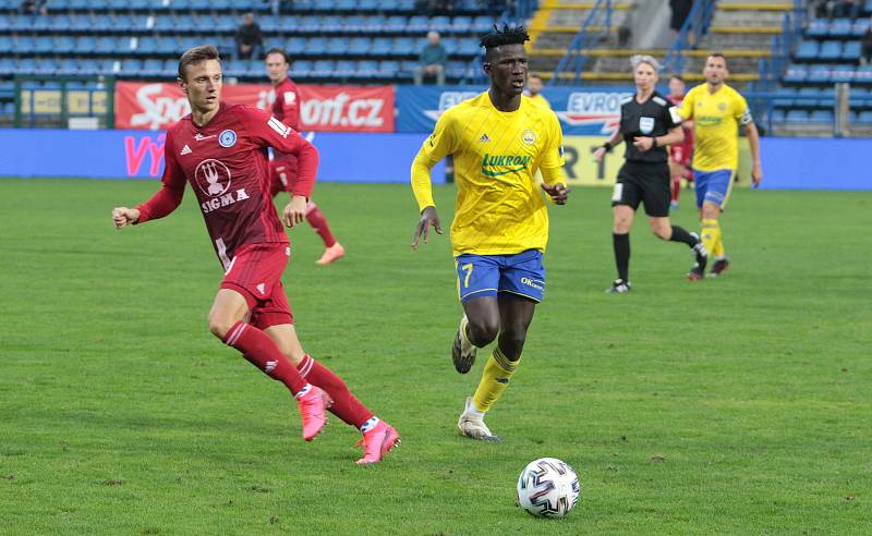 Fotbalisté Zlína (ve žlutých dresech) prohráli v 5. kole FORTUNA:LIGY se Sigmou Olomouc 0:1