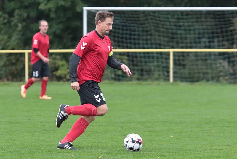 Fotbalisté Mladcové B  (modré dresy) v 10. kole okresního přeboru Zlínska zdolaly Příluky 3:2.