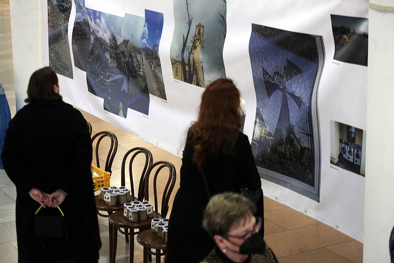 BeneFIČÁK pro Moravu; výstava fotek z oblastí zasažených tornádem v Městském divadle ve Zlíně.