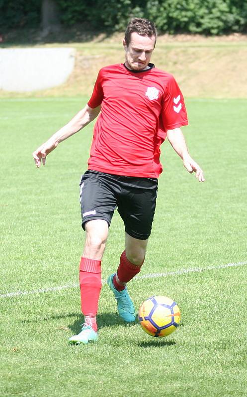 Fotbalisté Příluk (v červeném) doma ve 25. kole I. B třídy skupiny A nakonec porazili 2:1 rezervu Slavičína.