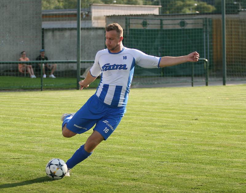 Fotbalisté Napajedel (v bílém) v sobotním 3. hraném kole krajského přeboru doma porazili Nedašov 2:0.