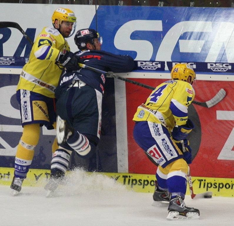 Extraligoví hokejisté Zlína (ve žlutém) v rámci 30. kola doma hostí Liberec.