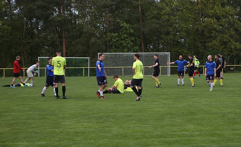 Fotbalisté Mladcové (žluté dresy) v semifinále KFS prohráli s Kateřinicemi 1:3.