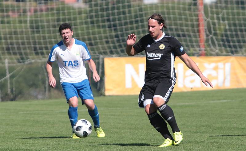 Fotbalisté Luhačovic (v černých dresech) prohráli se Štítnou nad Vláří 1:2 na penalty