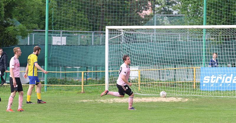 Fotbalisté Malenovic (růžové dresy) ve 21. kole I. B třídy sk. C remizovali se Starým Městem 3:3.