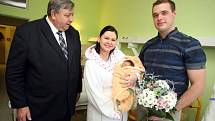 První miminko narozené v roce 2016 ve Zlínském Kraji Eliška Orsavová v porodnici v Krajské nemocnici T. Baťi ve Zlíně.  Na snímku hejtman Stanislav Mišák, maminka Hana a otec Lukáš.