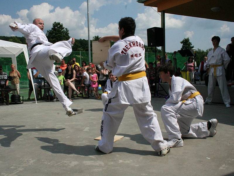 Součástí slavnostního zahájení bylo i vystoupení místního oddílu taekwonda.