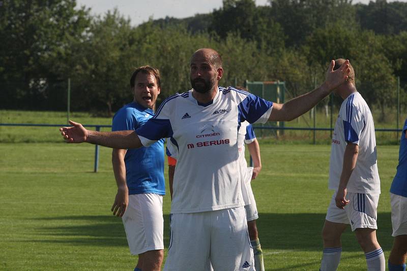 Fotbalisté Tlumačova (modré dresy) v rámci oslav výročí devadesáti let kopané v obci porazili Zdounky 2:0.