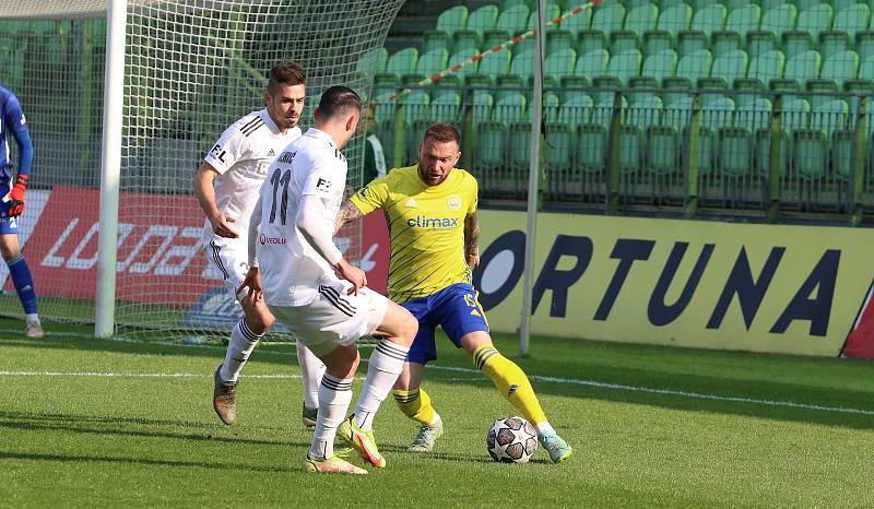 Fotbalisté Zlína (žluté dresy) vstoupili do nadstavbové části FORTUNA:LIGY sobotním zápasem na hřišti poslední Karviné.