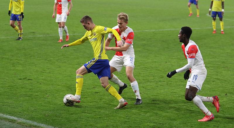 Fotbalisté Zlína (žluté dresy) prohráli v osmifinále MOL Cupu s pražskou Slavií 1:3 a v celostátním poháru skončili.