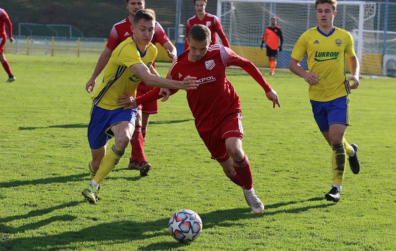 Fotbalisté Zlína B (žluté dresy) v 15. kole MSFL remizovali na Vršavě s Uničovem 1:1. Foto: Jan Zahnaš