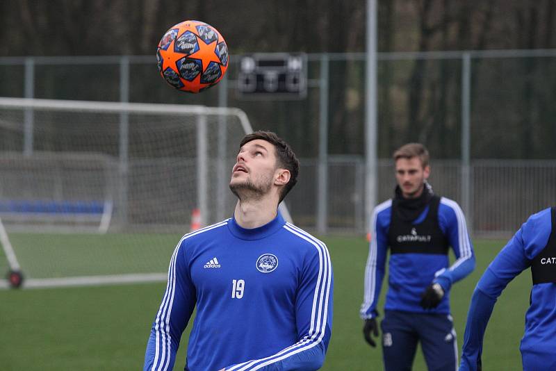 Fotbalisté Zlína po krátké vánoční přestávce v pondělí  zahájili specifickou dvoutýdenní zimní přípravu. Na snímku je Lukáš Vraštil.