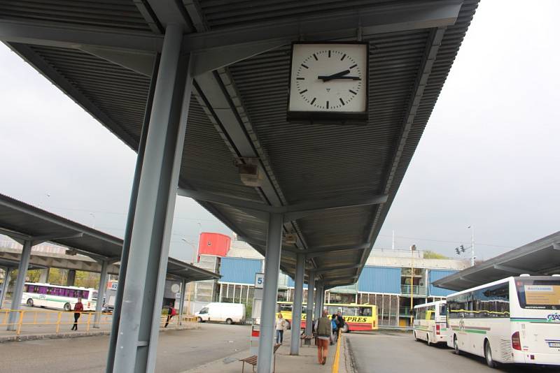 Zastaralé, nefunkční hodiny na autobusovém nádraží ve Zlíně vystřídají nové, digitální.