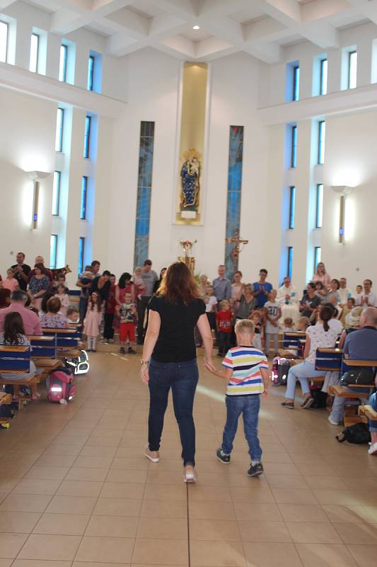První školní den v  16. ZŠ Okružní, a Církevní základní škole a mateřská škole ve Zlíně.