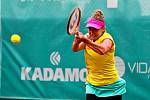 Rakušanka Melanie Klaffnerová (v bílém) ovládla 7. ročník mezinárodního tenisového turnaje žen kategorie ITF Smart Card Open Monet+ ve Zlíně, když v nedělním finále dvakrát přerušené deštěm bez větších problémů přehrála Slovenku Kristínu Kučovou 