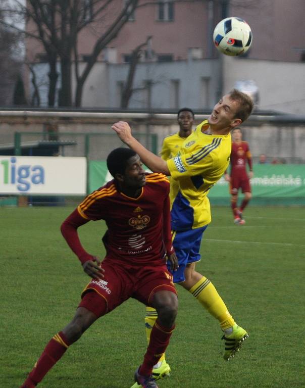 Prvoligoví fotbalisté Fastavu Zlín (ve žlutém) v 15. kole nejvyšší soutěže doma hostili pražskou Duklu. Na snímku Hnaníček - Olayinka