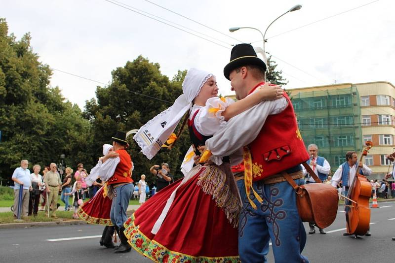 Zlínem prošel parádní průvod v rámci Mezinárodního festivalu dechových orchestrů a folklorních souborů