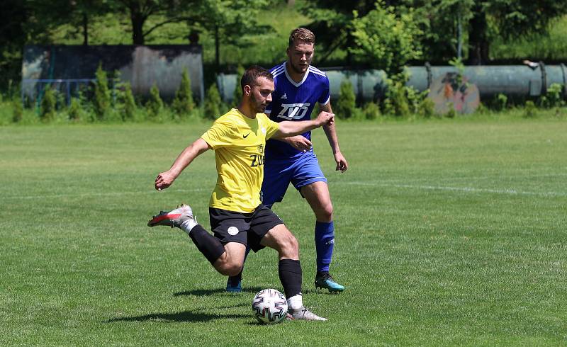 Divizní fotbalisté Slavičína (v modrém) po posledních výhrách ve 25. kole doma podlehli po divácky atraktivní přestřelce Kozlovicím 3:4.