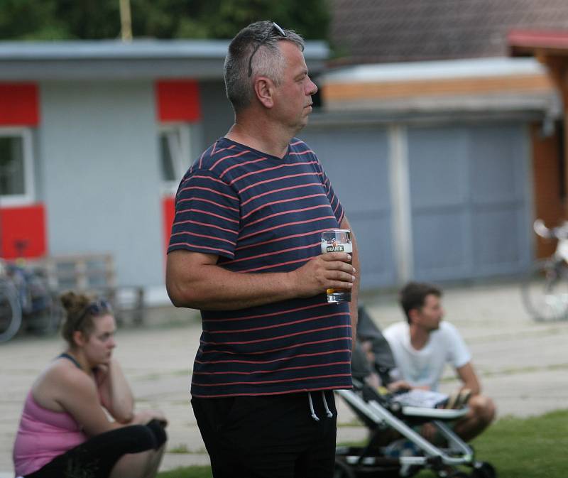 Fotbalisté Příluk (v červeném) doma ve 25. kole I. B třídy skupiny A nakonec porazili 2:1 rezervu Slavičína.