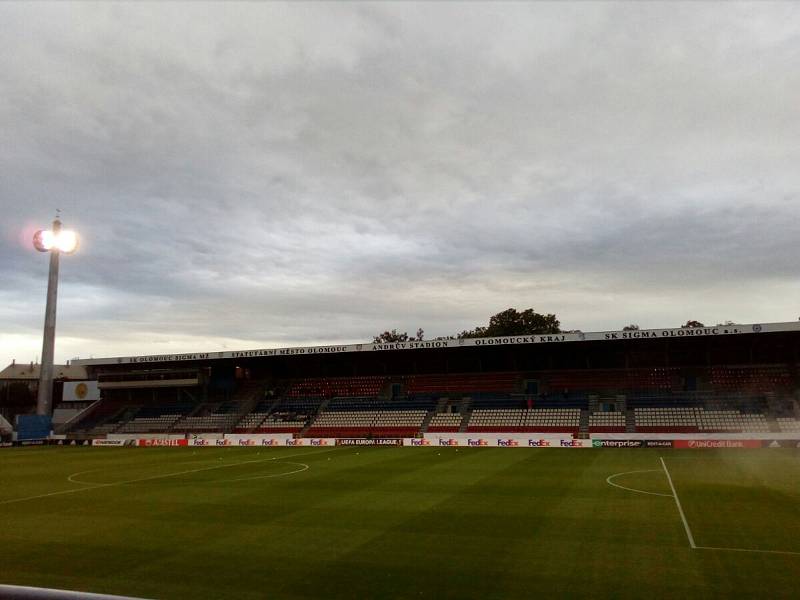 Stadion v Olomouci. Zde se bude hrát napjatě očekávané utkání Fastavu proti moldavskému týmu Sheriff Tiraspol.
