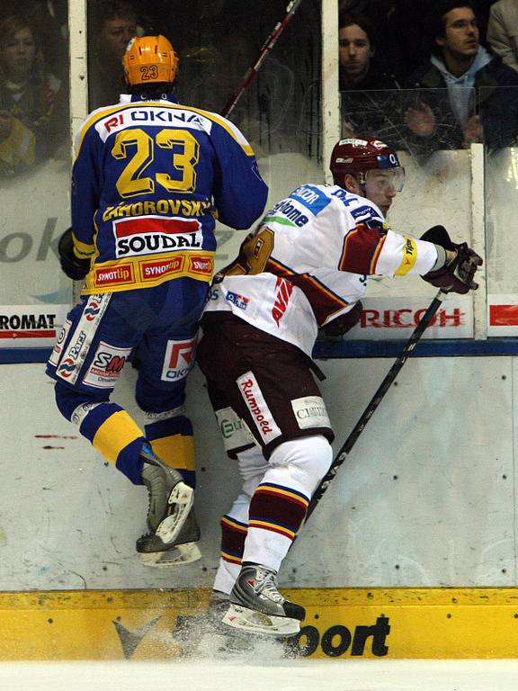 Hokejové play-off Zlín (v modrožlutém) - Sparta.