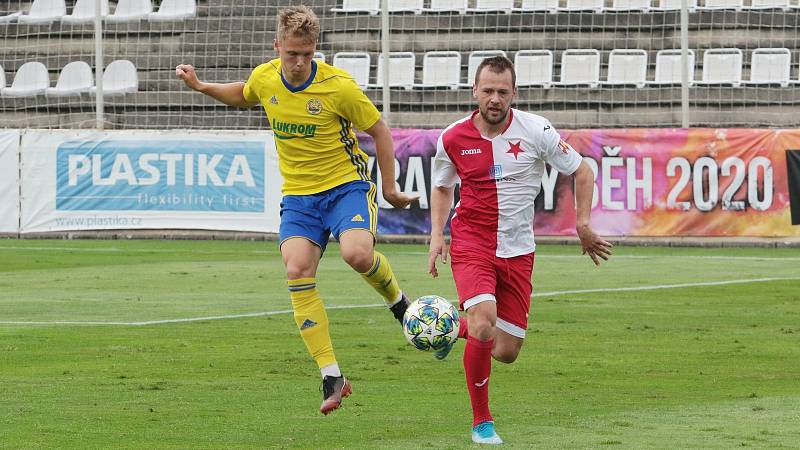 Fotbalisté Kroměříže (červenobílé dresy) v dalším přípravném utkání podlehli posílenému béčku Zlína 1:2