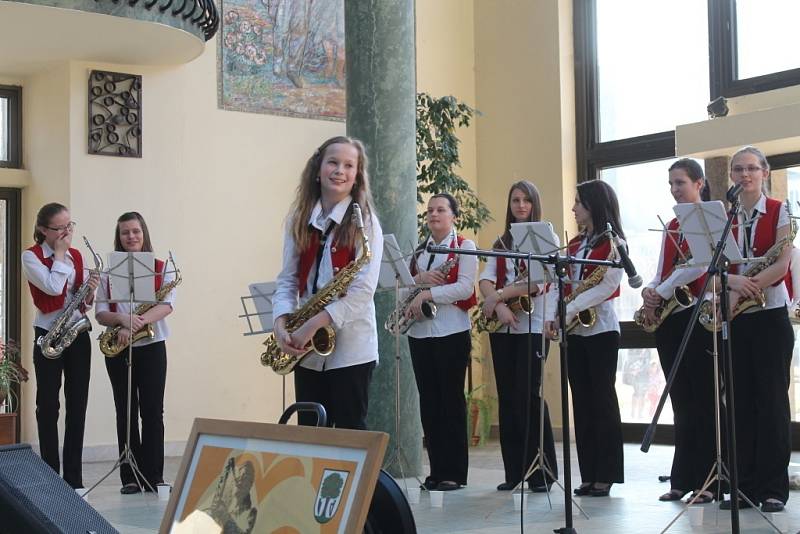 Luhačovický saxofonový orchestr, složený ze samých dívek. Věkové složení orchestru je od základní do střední školy. Jedná se o jediný orchestr svého druhu v ČR.