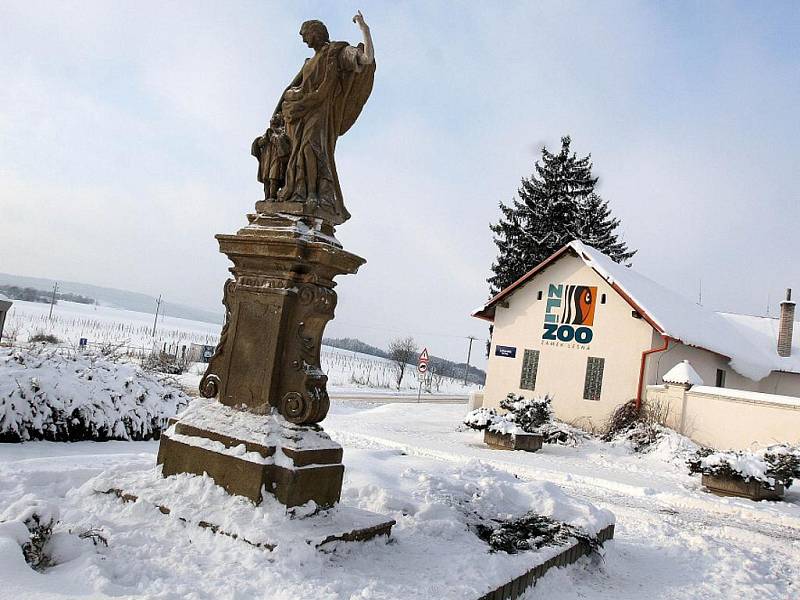 Prostor před zlínskou zoo v Lešné od čtvrtka 16. prosince opět zdobí barokní socha Anděla Strážce. Nestojí však u frekventované křižovatky, ale nedaleko hlavního vstupu.