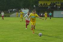 Fotbalisté Strání (ve žlutých dresech) zvítězili na hřišti v Nedašově 2:1.