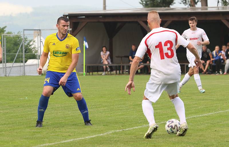 Fotbalisté Luhačovic (ve žlutých dresech) zvítězili na hřišti Sokola Veselá 4:3.