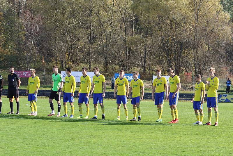 Fotbalisté Zlína B (žluté dresy) v 15. kole MSFL remizovali na Vršavě s Uničovem 1:1.