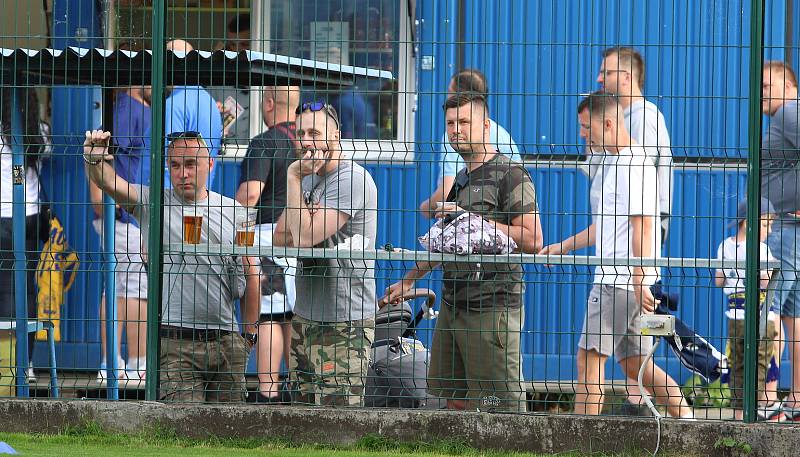 Fotbalisté Zlína (žluté dresy) zakončili letošní sezonu domácí remízou s Jabloncem 1:1.