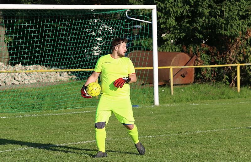 Fotbalisté Kudlova (šedé dresy) v nedělním derby podlehli Provodovu 1:2.