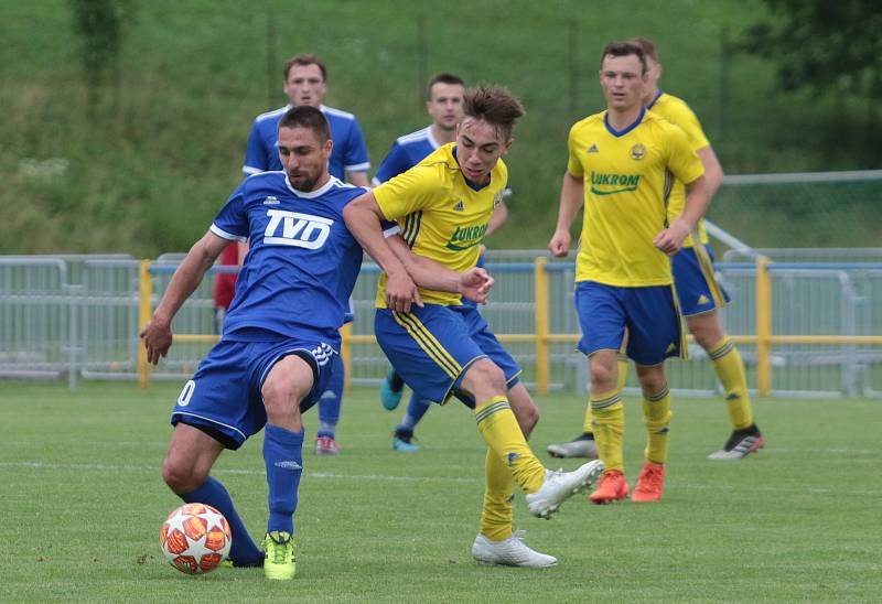 Fotbalisté Slavičína (v modrých dresech) na úvod přípravy zvítězili na Vršavě se Zlínem B 2:1