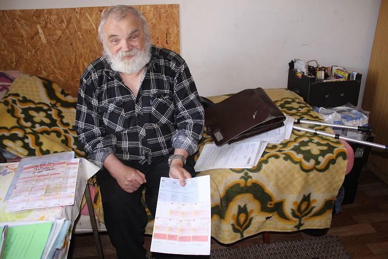 Miroslav Šebela trpí cukrovkou a je po mrtvici. Bojuje za přidělení bytu nebo umístění do pečovatelského domu. Pokud neuspěje, chce držet hladovku.