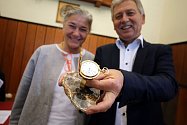 Předání zlatých hodinek Tomáše Baťi v Baťově vile ve Zlíně.