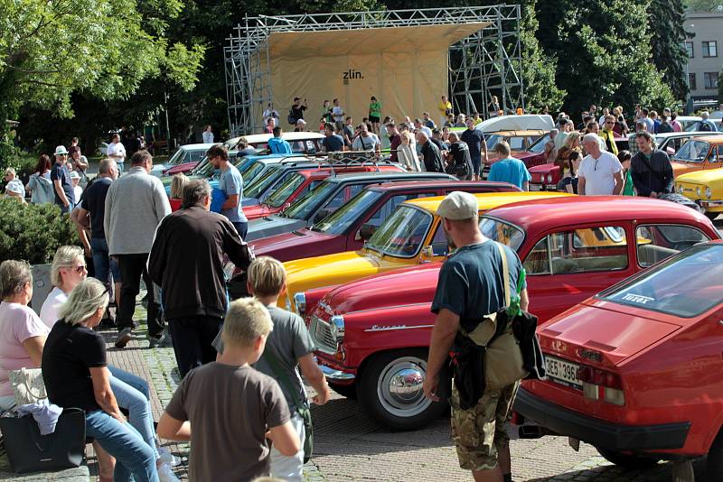 Již 8. ročník tradičního zlínského setkání všech majitelů vozů značky Škoda vyrobených do roku 1994. Náměstí Míru ve Zlíně.