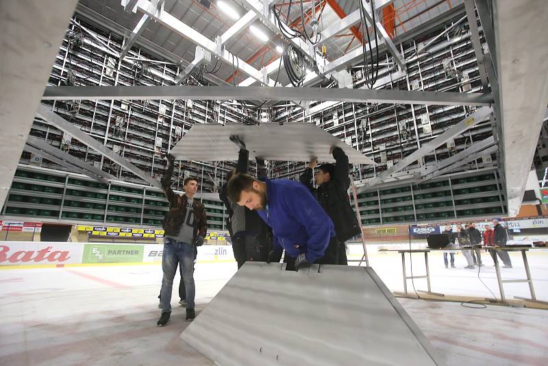 Instalace nové projekční kostky na zimním stadionu ve Zlíně.