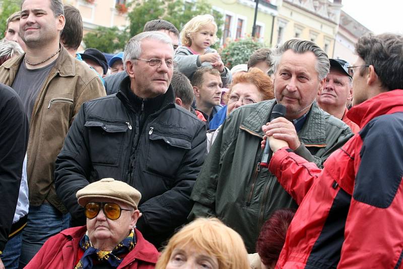 Návštěva prezidenta Miloše Zemana ve Zlínském kraji.  Náměstí v Holešově.