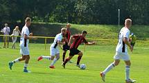 Fotbalisté Kvasic (v bílém) ve druhém kole krajského přeboru před početnou hodovou návštěvou porazili nováčka z Francovy Lhoty vysoko 5:0.