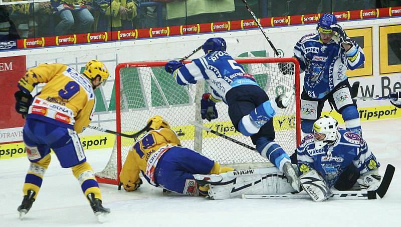 Extraligoví hokejisté Zlína (ve žlutém) v pátečním 16. kole doma rozstříleli poslední Kladno 8:0!