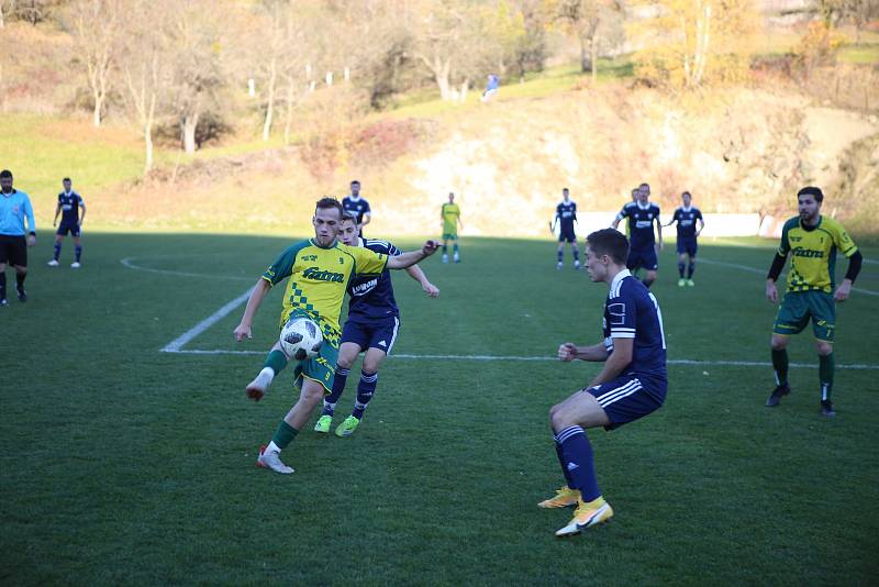 Fotbalisté Luhačovic (modré dresy) v posledním podzimním zápase Krajského přeboru doma podlehli Napajedlím 1:2.