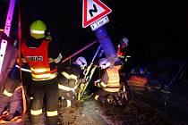 Nehoda v Bohuslavicích, při které řidič auta přerazil betonový sloup,