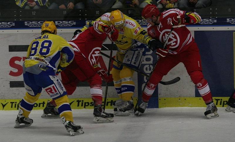 Extraligoví hokejisté Zlína (ve žlutém) v rámci 3. zápasu semifinále play off doma hostí Třinec.