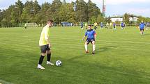 Fotbalisté Mladcové (žluté dresy) v semifinále KFS prohráli s Kateřinicemi 1:3.