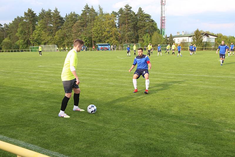 Fotbalisté Mladcové (žluté dresy) v semifinále KFS prohráli s Kateřinicemi 1:3.