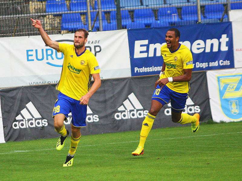 Zlínský fotbalista Tomáš Poznar (na snímku vlevo) se raduje společně s parťákem Jean-David Beauguelem. Ševci díky trefám obou útočníků zdolali Příbram 3:0.