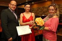 Žena regionu 2012 pro Zlínský kraj .  Zleva Jiří Cepák, Markéta Macků a Lucie Marková.