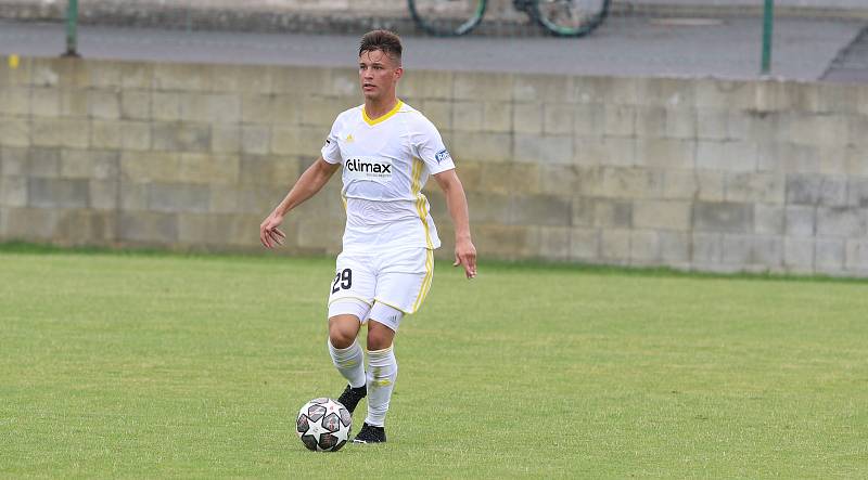 Fotbalisté Zlína (bílé dresy) v sobotním přípravném zápase zdolali domácí Karvinou 2:0.